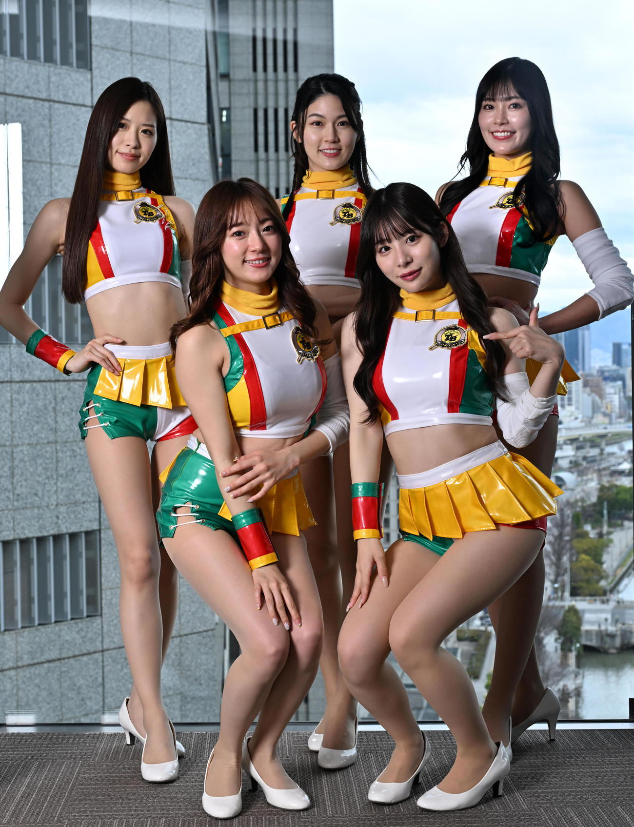 来社したタックルベリーキャラバンの（後方左から）松田蘭さん、伊志嶺里佳さん、阿比留あんなさん（前方左から）星香さん、花乃衣美優さん（撮影・石井愛子）