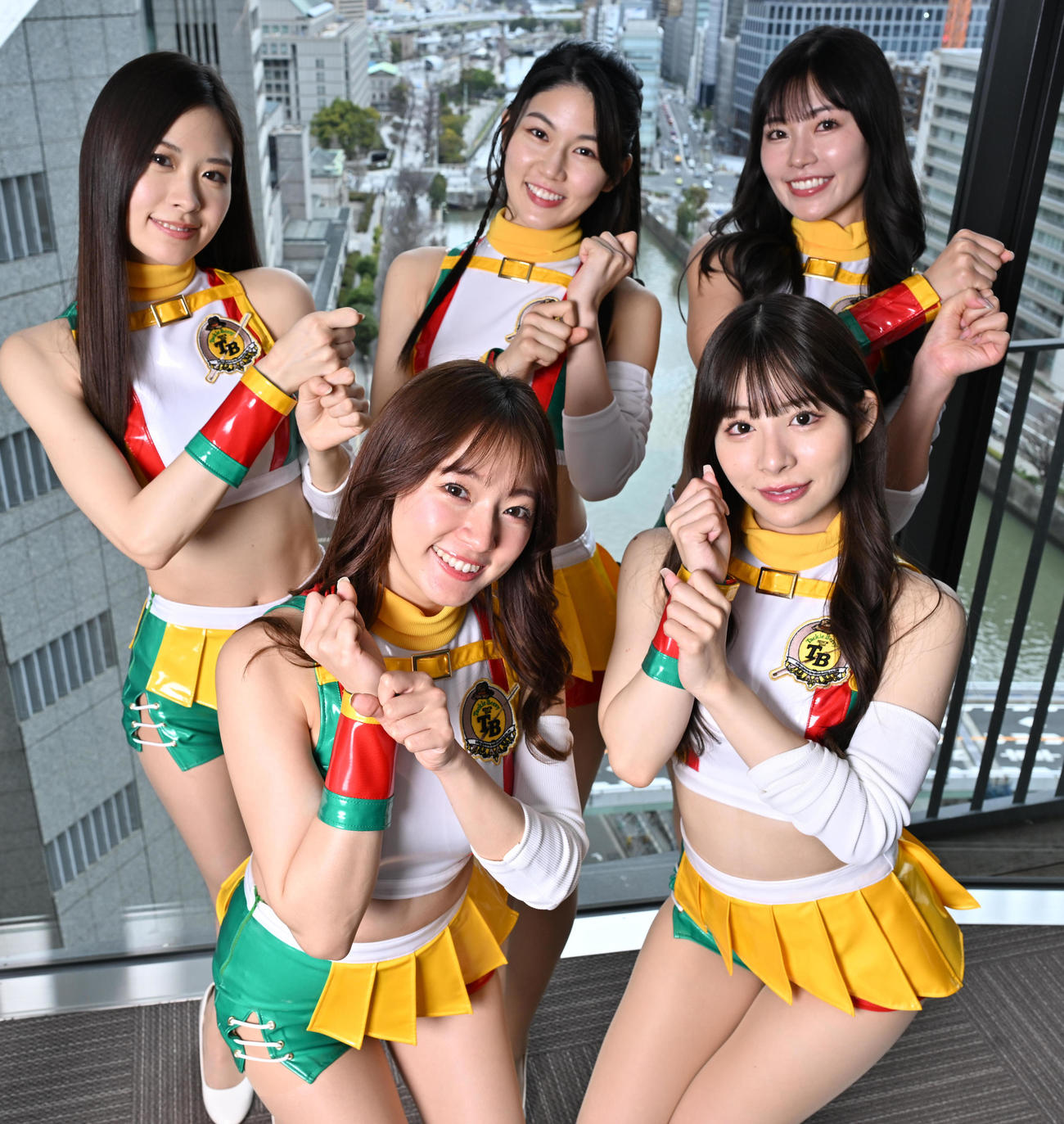 来社したタックルベリーキャラバンの（後方左から）松田蘭さん、伊志嶺里佳さん、阿比留あんなさん（前方左から）星香さん、花乃衣美優さん（撮影・石井愛子）