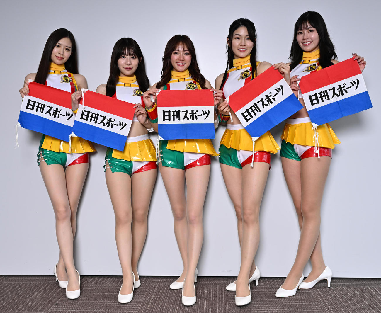 来社したタックルベリーキャラバンの（左から）松田蘭さん、花乃衣美優さん、星香さん、伊志嶺里佳さん、阿比留あんなさん（撮影・石井愛子）