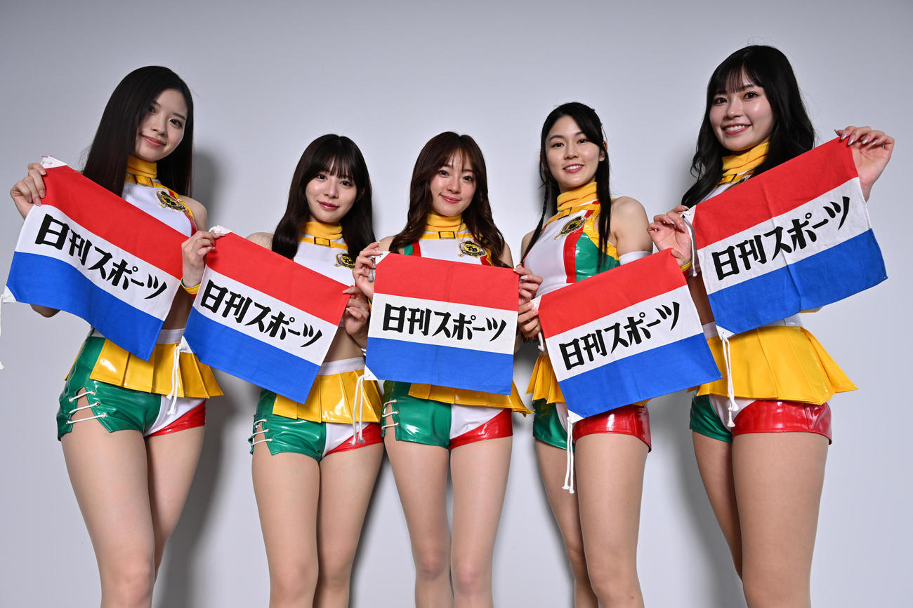 来社したタックルベリーキャラバンの（左から）松田蘭さん、花乃衣美優さん、星香さん、伊志嶺里佳さん、阿比留あんなさん（撮影・石井愛子）