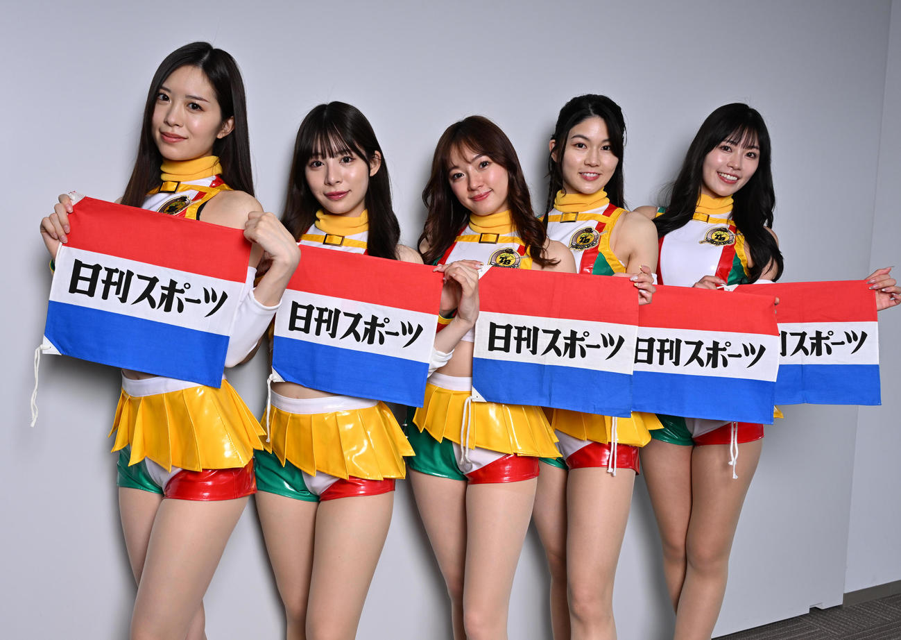 来社したタックルベリーキャラバンの（左から）松田蘭さん、花乃衣美優さん、星香さん、伊志嶺里佳さん、阿比留あんなさん（撮影・石井愛子）