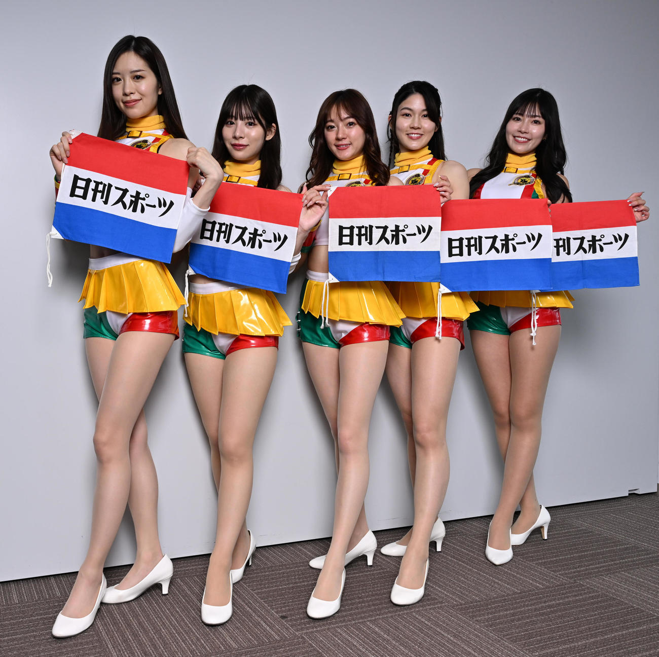 来社したタックルベリーキャラバンの（左から）松田蘭さん、花乃衣美優さん、星香さん、伊志嶺里佳さん、阿比留あんなさん（撮影・石井愛子）