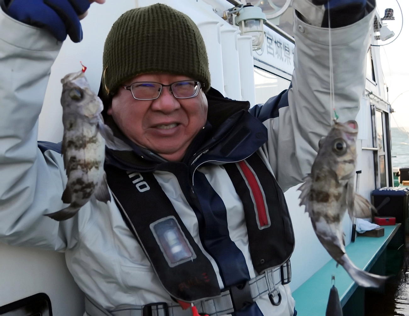 左舷2番目でクロメバルをダブルヒットした針生さん