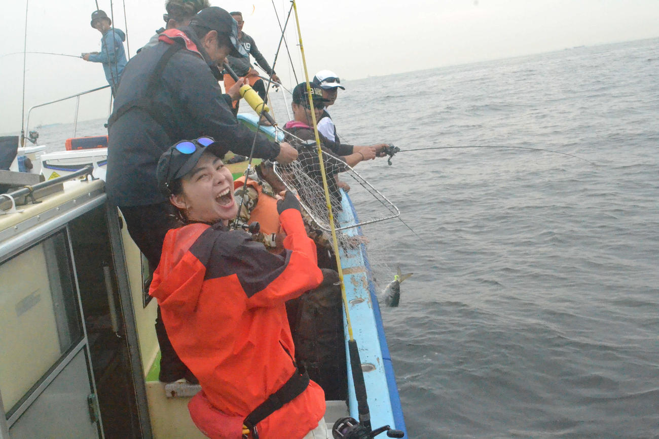バチコン組の「キャプテンつばさ」こと利水つばさ（手前）は初挑戦で釣り上げたギガアジをタモ入れしてもらい大興奮