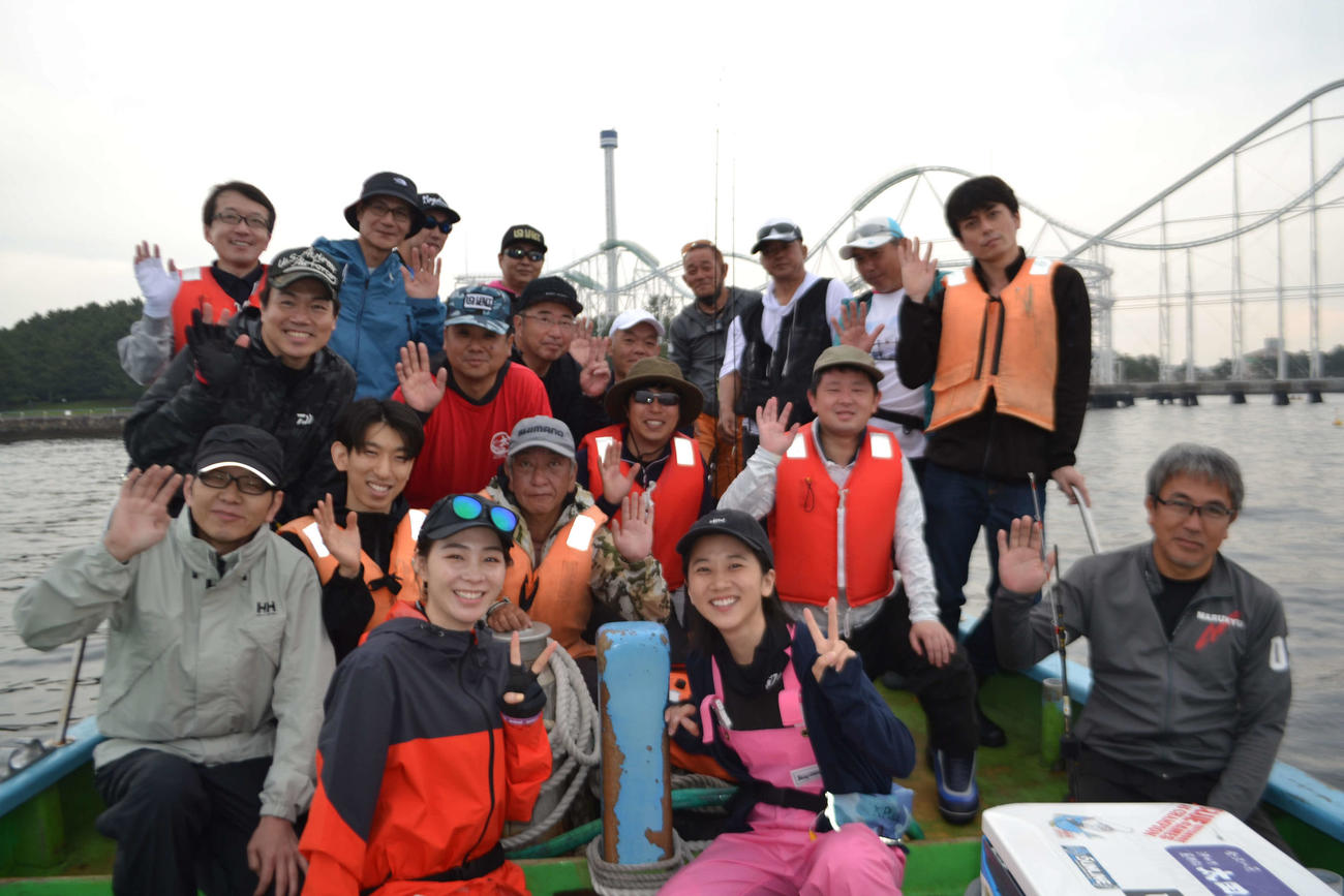 2024第2回ニッカン釣りちゃんカップの参加者と利水つばさ（前列左から2人目）と太田唯（同3人目）で釣り開始前に記念撮影