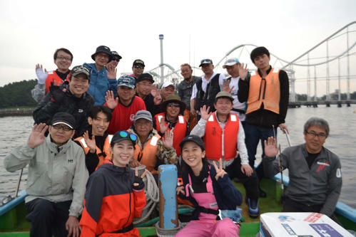 2024第2回ニッカン釣りちゃんカップの参加者と利水つばさ(前列左から2人目)と太田唯(同3人目)で釣り開始前に記念撮影