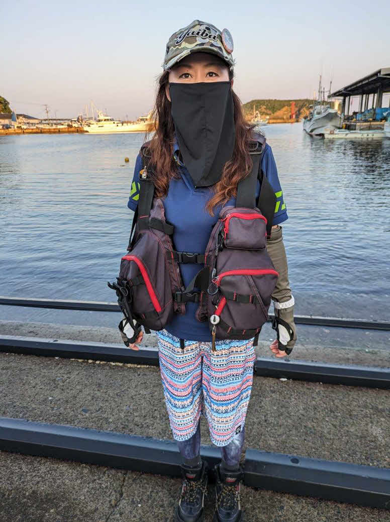 釣り場に向かう女性釣り師も暑さ対策万全の重装備