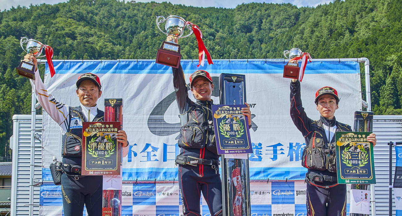 優勝した下田選手（中央）、2位の島田選手（左）、3位の飯野選手（がまかつ提供）