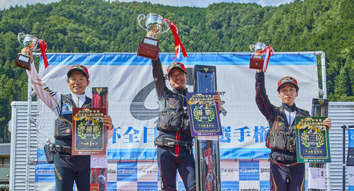 優勝した下田選手（中央）、2位の島田選手（左）、3位の飯野選手（がまかつ提供）