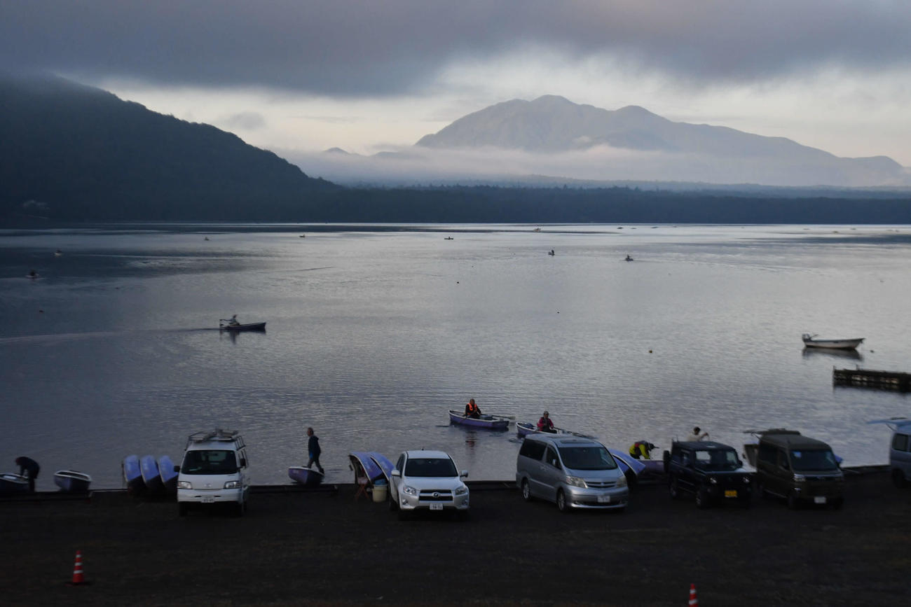 西湖のヒメマス解禁初日、思い思いのポイントに向かう釣り人の風景