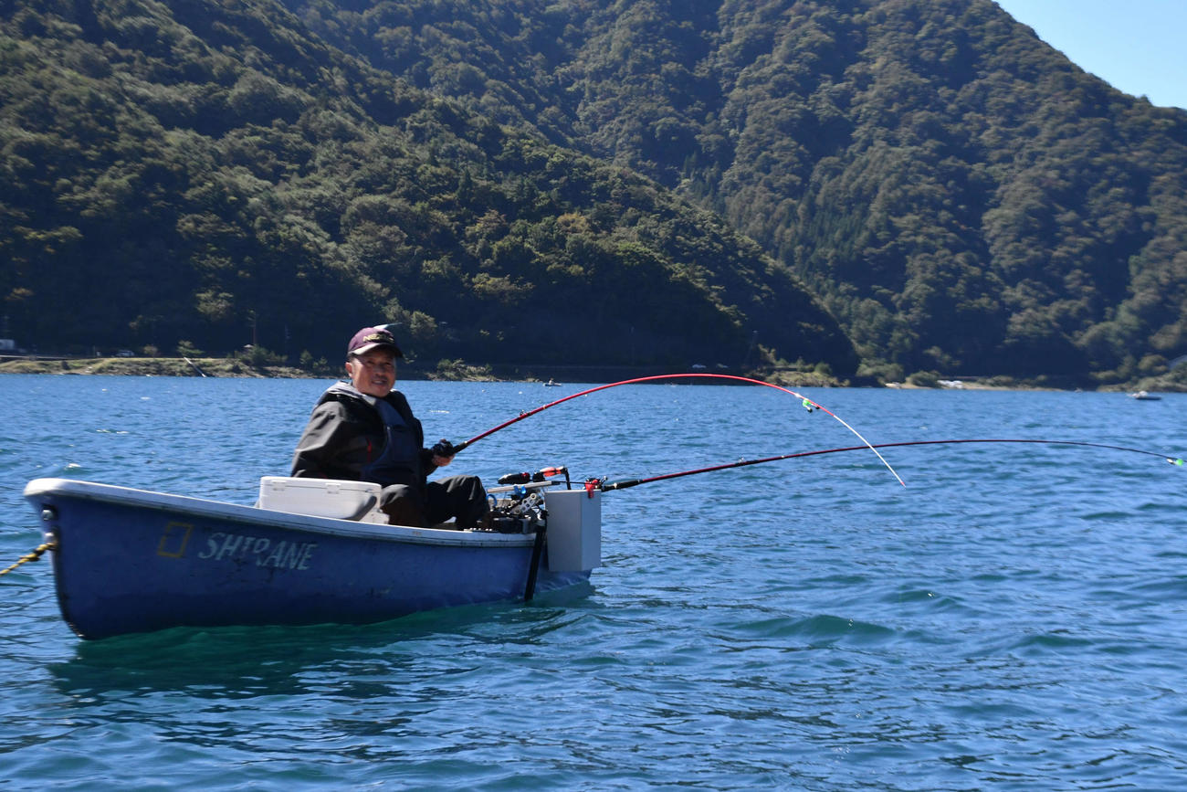 西湖のヒメマス釣りは5本までサオが出せる