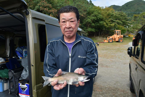 解禁初日最大30・8センチのヒメマスを釣り上げた花上輝雄さん