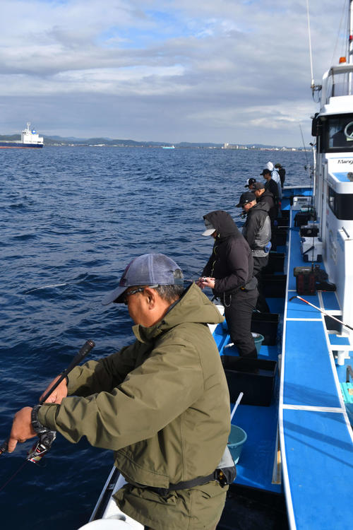 片側によって仕掛けを投入する富浦「共栄丸」のアオリイカ釣り