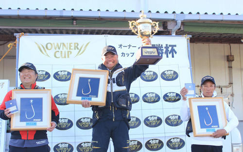 優勝した磯江選手（中央）、2位の鬼武選手（左）、3位の杉本選手