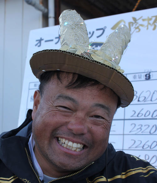 前年優勝者の美濃選手から贈られたグレキング帽をかぶる磯江選手
