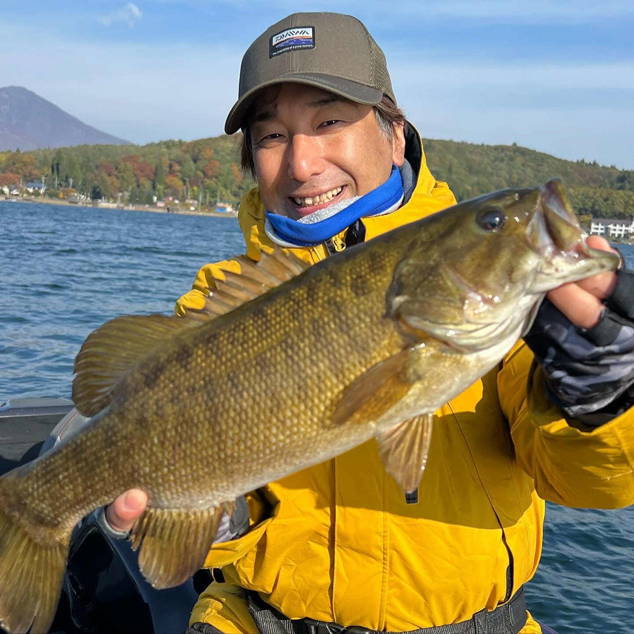 防寒を万全にして長野・野尻湖でスモールマウスバスをヒットさせた茂手木祥吾さん