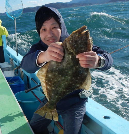 荒波にもまれる中、記者が釣った60センチのヒラメ