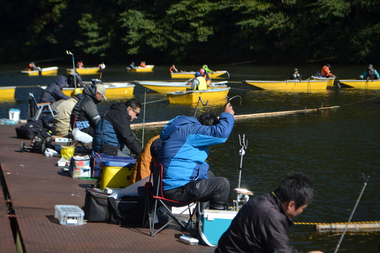 円良田湖では桟橋やボートで思い思いにワカサギを狙う