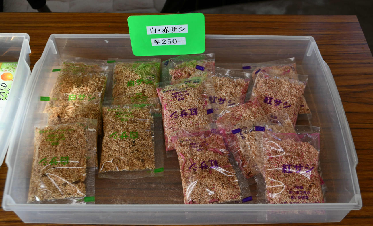 円良田湖釣り事務所ではエサなども販売