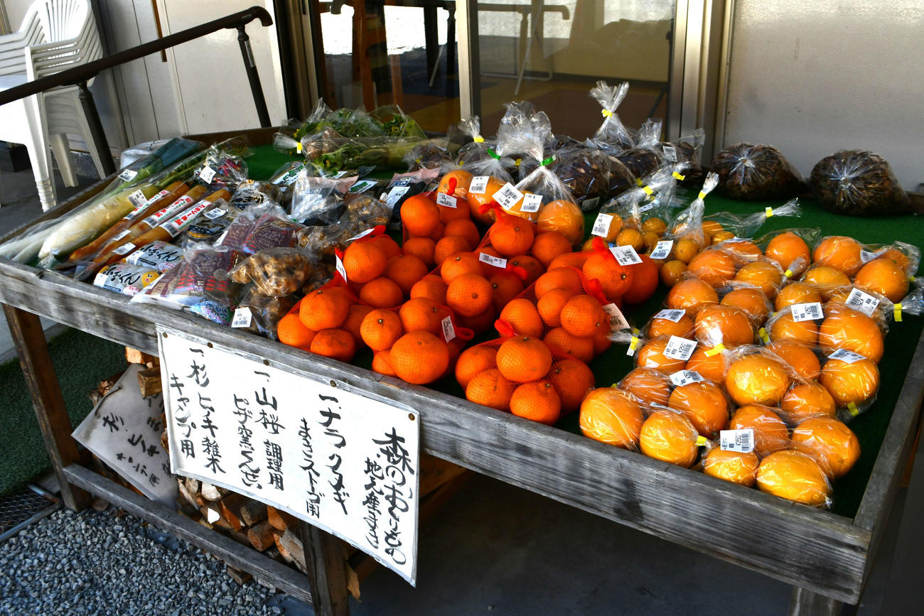生産者直売所「円良田湖畔の小さなお店」では地元の野菜や果物なども販売