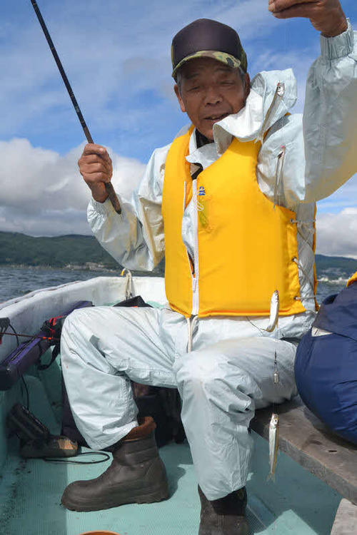 ワカサギ釣りでは大きな群れに当たれば多点掛けして数が伸びる