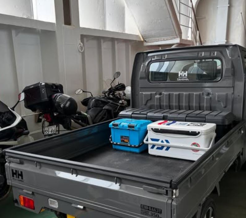 軽トラの荷台スペースを存分に生かした寺元車