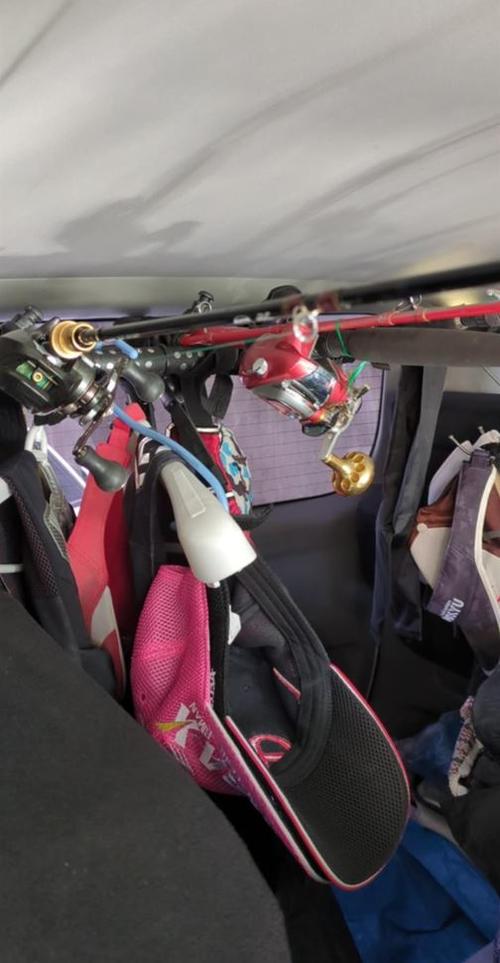 S字フックで帽子をまとめるなど細かい工夫がうかがえる白石車