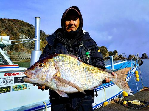 高橋準一さんが釣り上げた9・02キロ（87センチ）の超特大マダイ