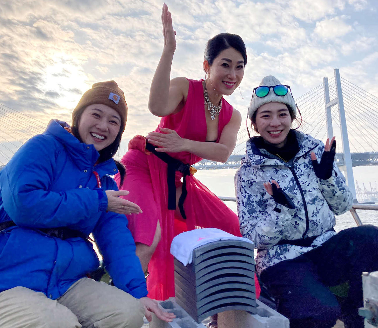 瓦割りを披露する前田瑠美（中央）。左は太田唯、右は利水つばさ（撮影・鹿野芳博）