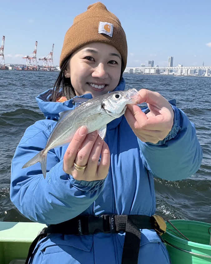 アジを釣った太田唯（撮影・鹿野芳博）