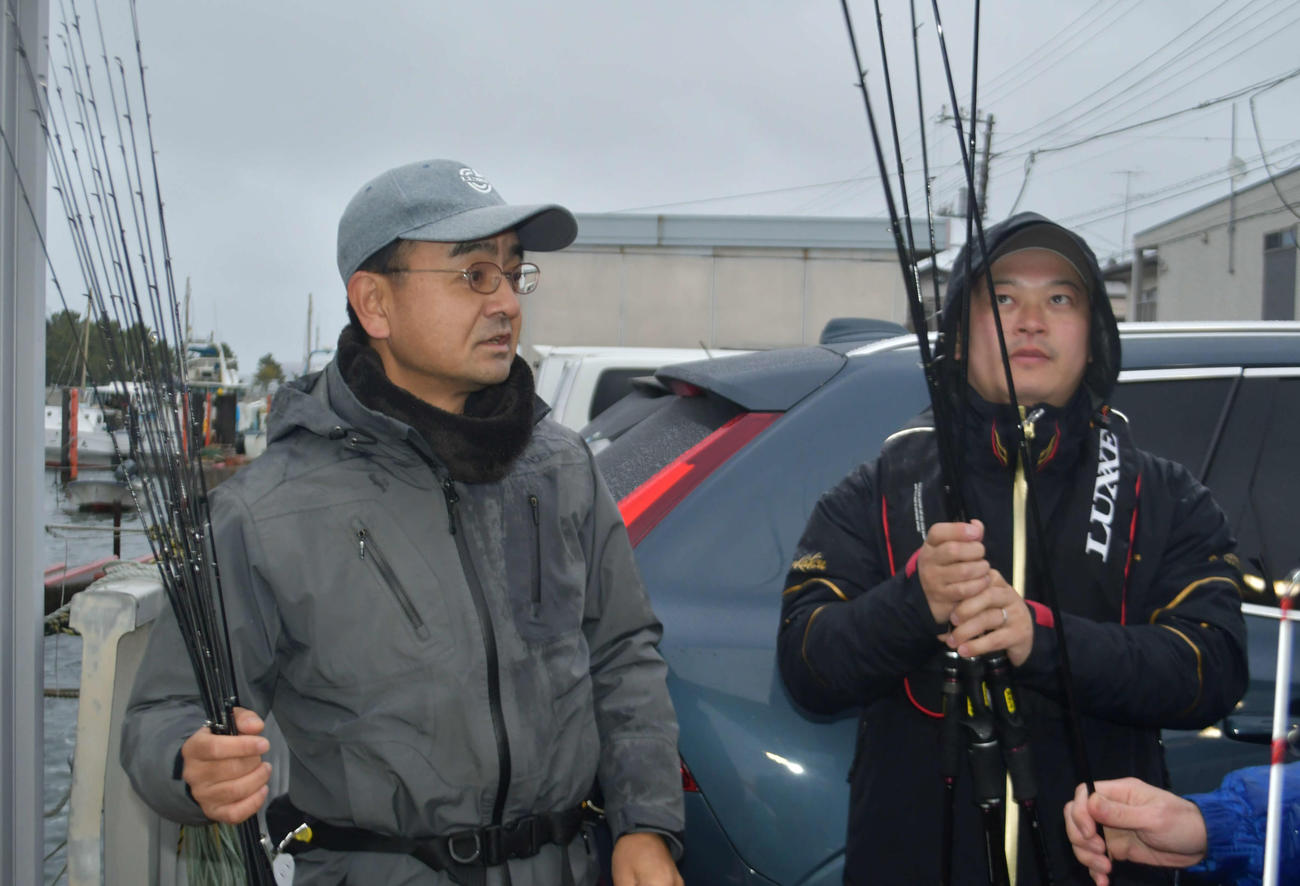 自ら開発したタイラバロッドを手にする「がまかつ」の松島彰吾さん（左）と寺田翔平さん