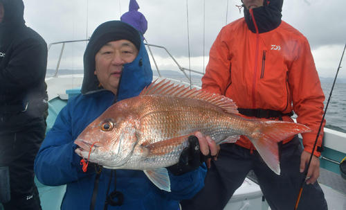 ツアーで最大2・1キロのマダイを釣り上げた桜井一紀さん