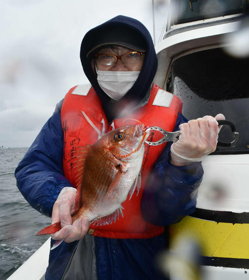 船中第1号のマダイを上げた柳沢徹也さん
