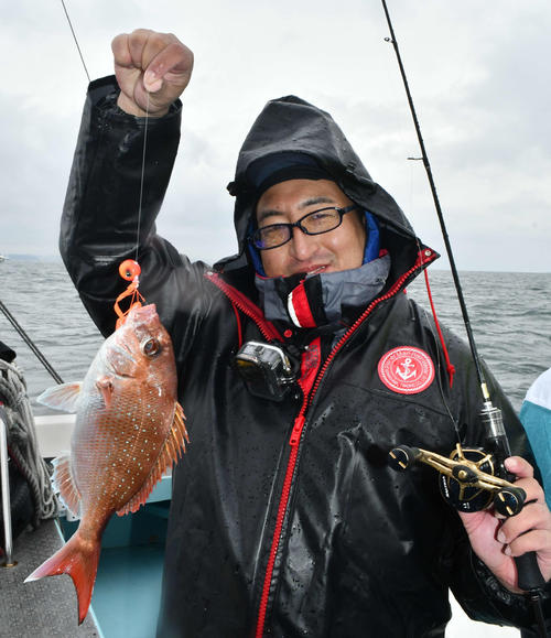 船中2匹目のマダイを上げた天土貴人さん