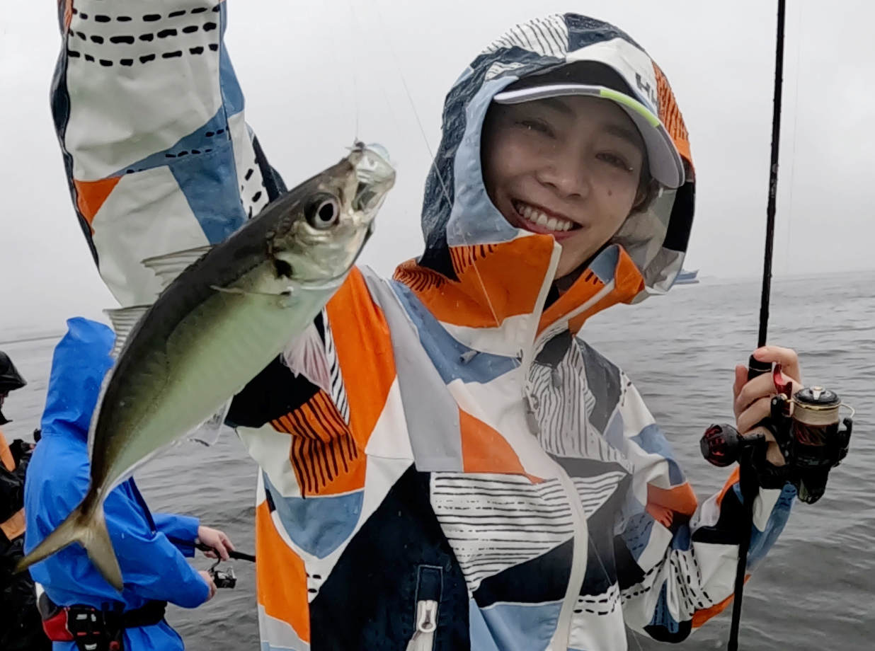 バチコンでアジを釣り上げる利水つばさ