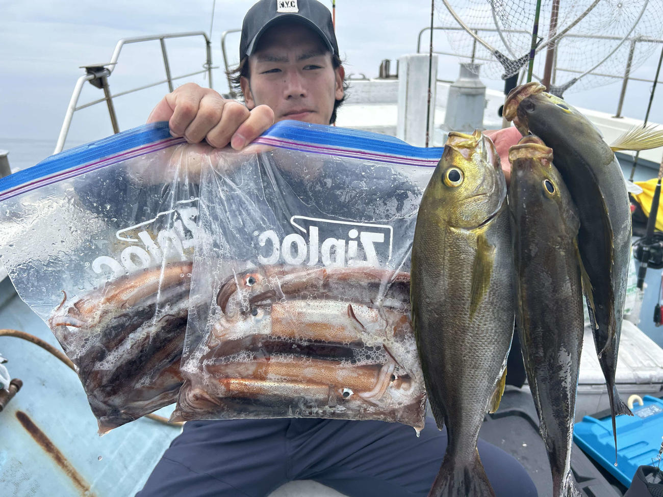 興津「大和丸」では旬のスルメイカとイサキのリレー釣りが楽しめる