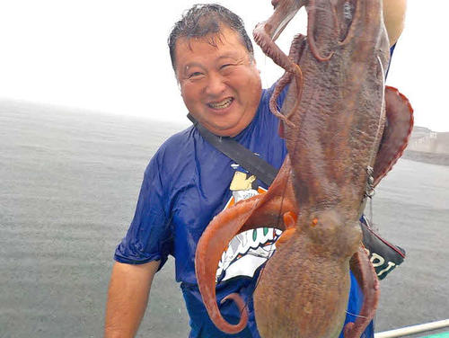 雨でもノリノリの富津「みや川丸」大ダコ祭の最大は4・6キロ