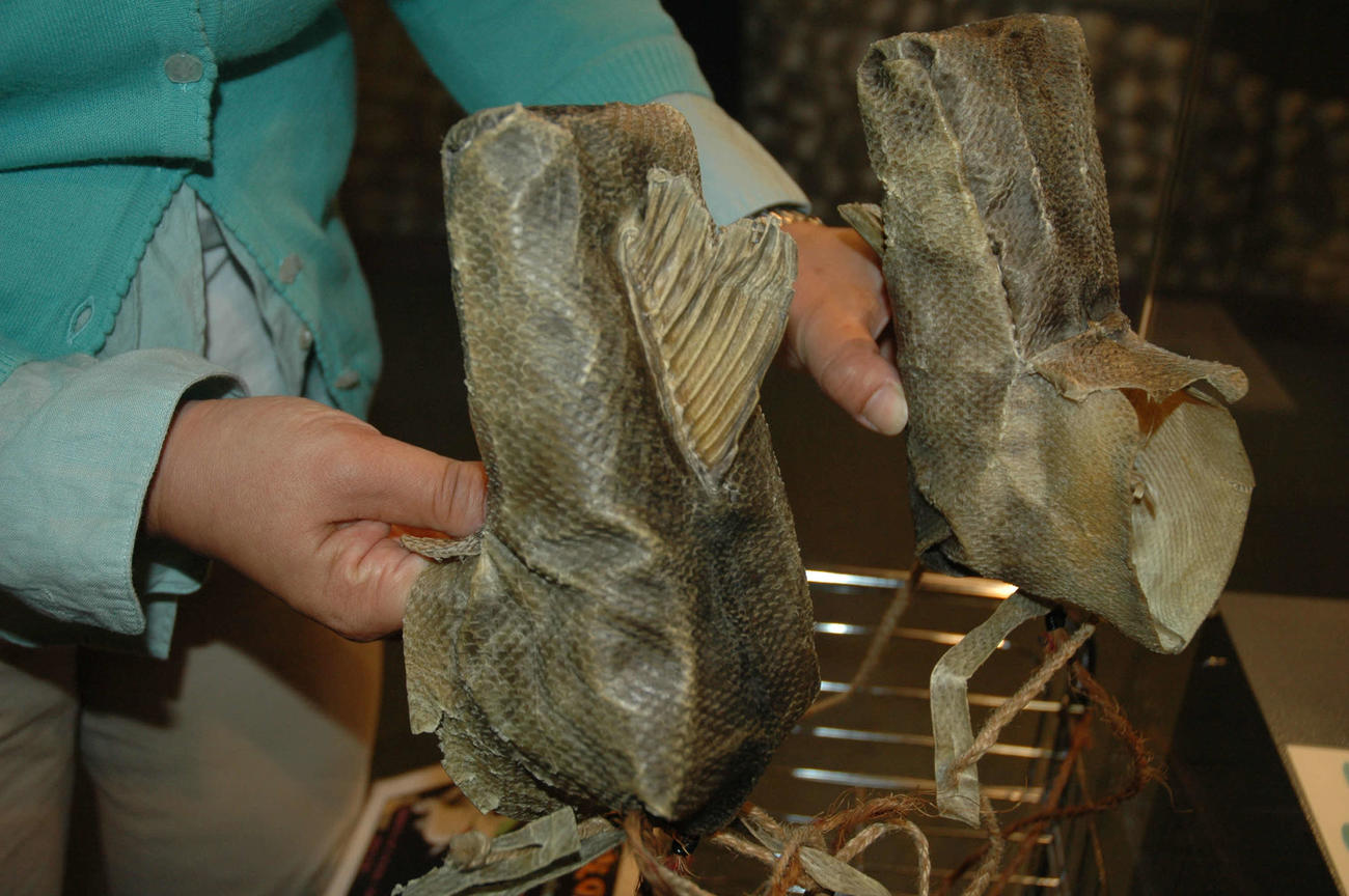 サケの皮で作られた長靴「ケリ」