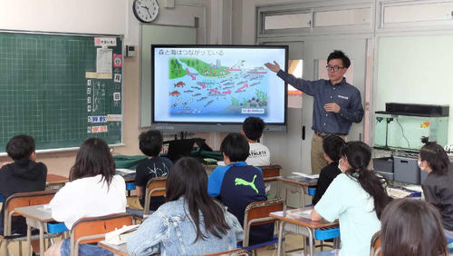 「釣りを通じた環境学習」で行われる座学