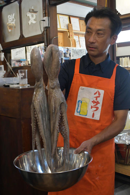 柳田久光店主が食育講座用にと自ら釣ったマダコを用意