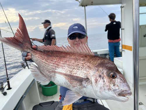 飯岡「梅花丸」で3・73キロのマダイを上げた飯島保茂さん