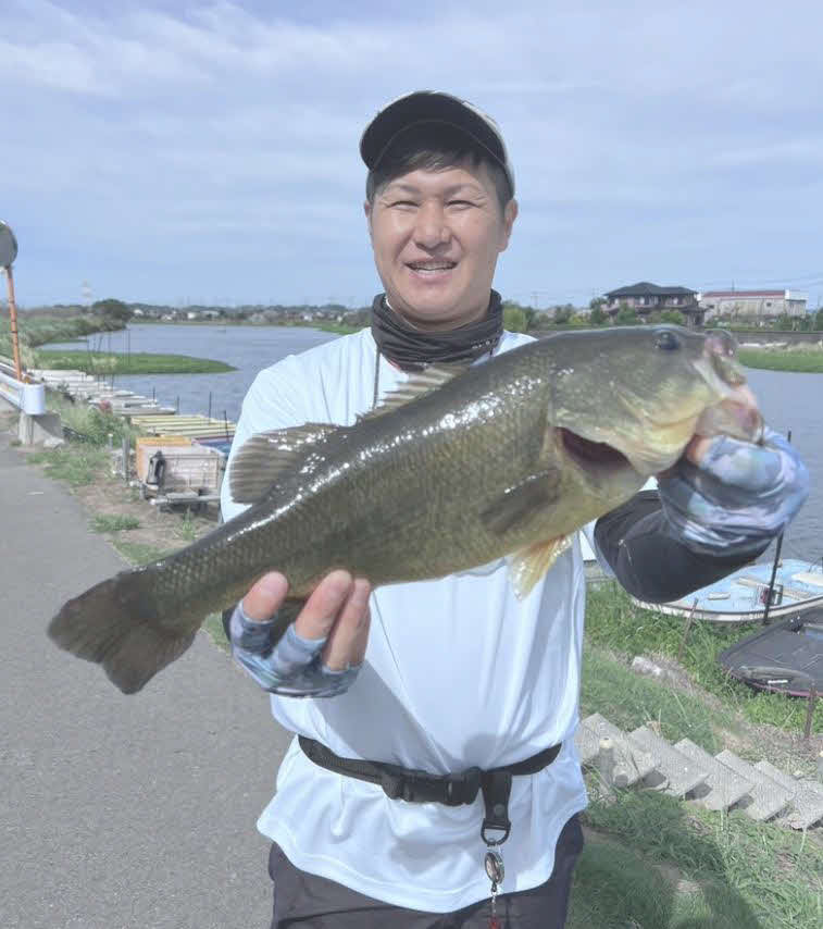 新利根川「松屋」でスピナーベイトにヒットした45センチの良型バス