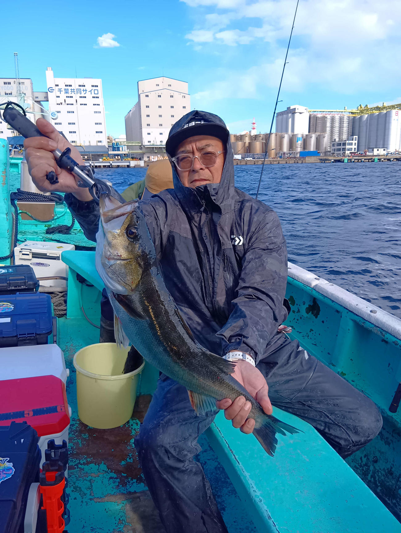 岡本勝史さんはブレードジグからミノーにチェンジして64センチをゲット