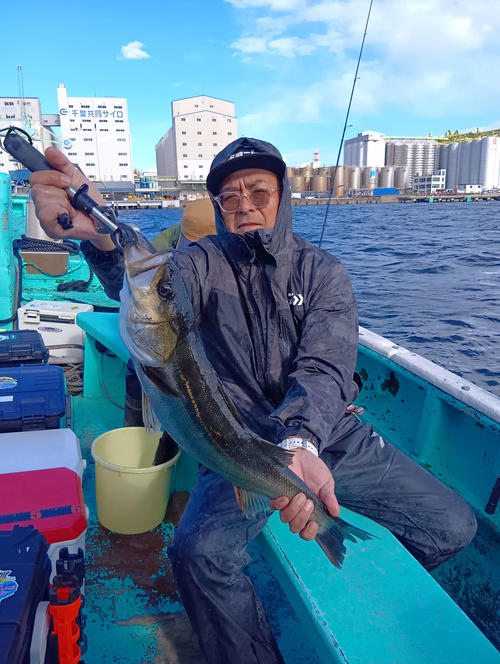 岡本勝史さんはブレードジグからミノーにチェンジして64センチをゲット