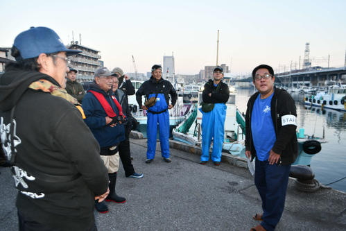 出船前にあいさつする小峯雄大船長（右）