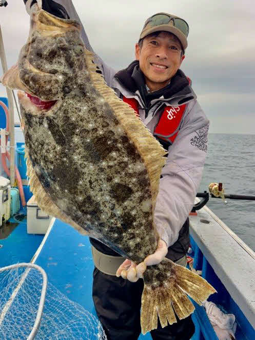 力漁丸で掛かった3・9キロのヒラメ