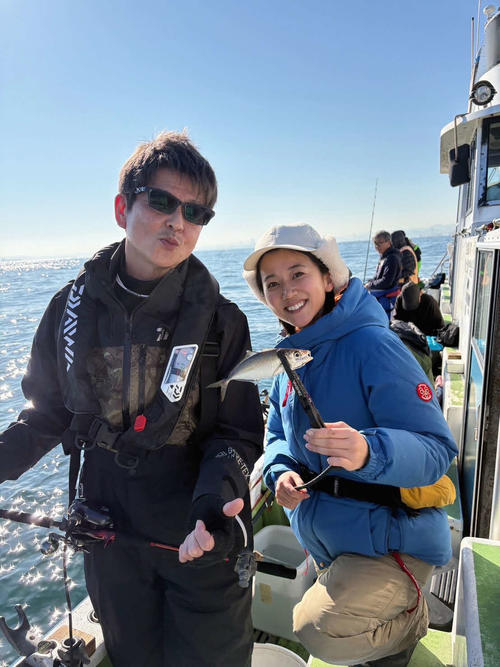 激渋の中でもアジ釣りを楽しんだ哀川翔（左）と太田唯