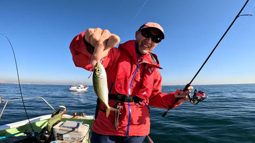 バチコンでアジを釣り上げた市川さん（撮影・鹿野芳博）