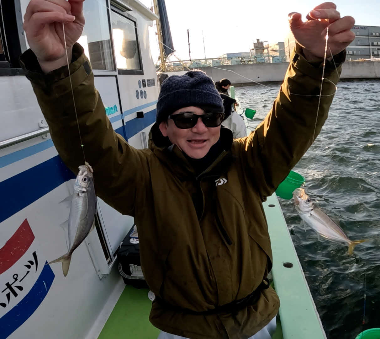 ダブルも含めて計110匹のアジを釣り上げた大下晶弘さん