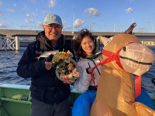 山下橋「広島屋」でアジを狙って初釣りを楽しんだ木村尚氏（左）と演歌歌手の出光仁美（撮影・鹿野芳博）